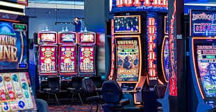 Người dùng trẻ Việt Nam chơi slot online trên điện thoại tại nhà